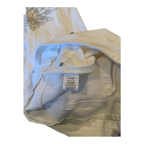 John Mark Plus Stretch Straight Leg Embroidered Eyelet Hem Cropped Pull-On Pants - Picture 13 of 16